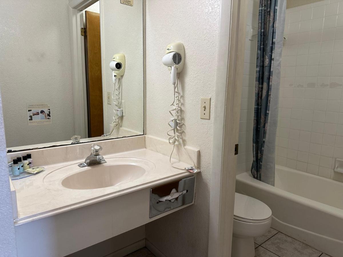 Sunset Inn and Suites - image 4