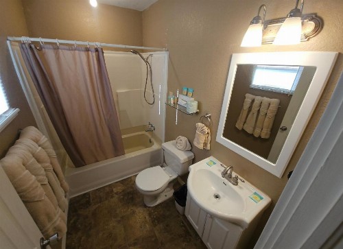 Country Inn & Cottages Motel - image 10