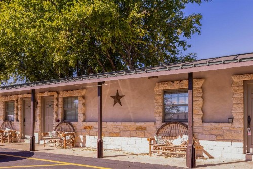 Country Inn & Cottages Motel - image 17