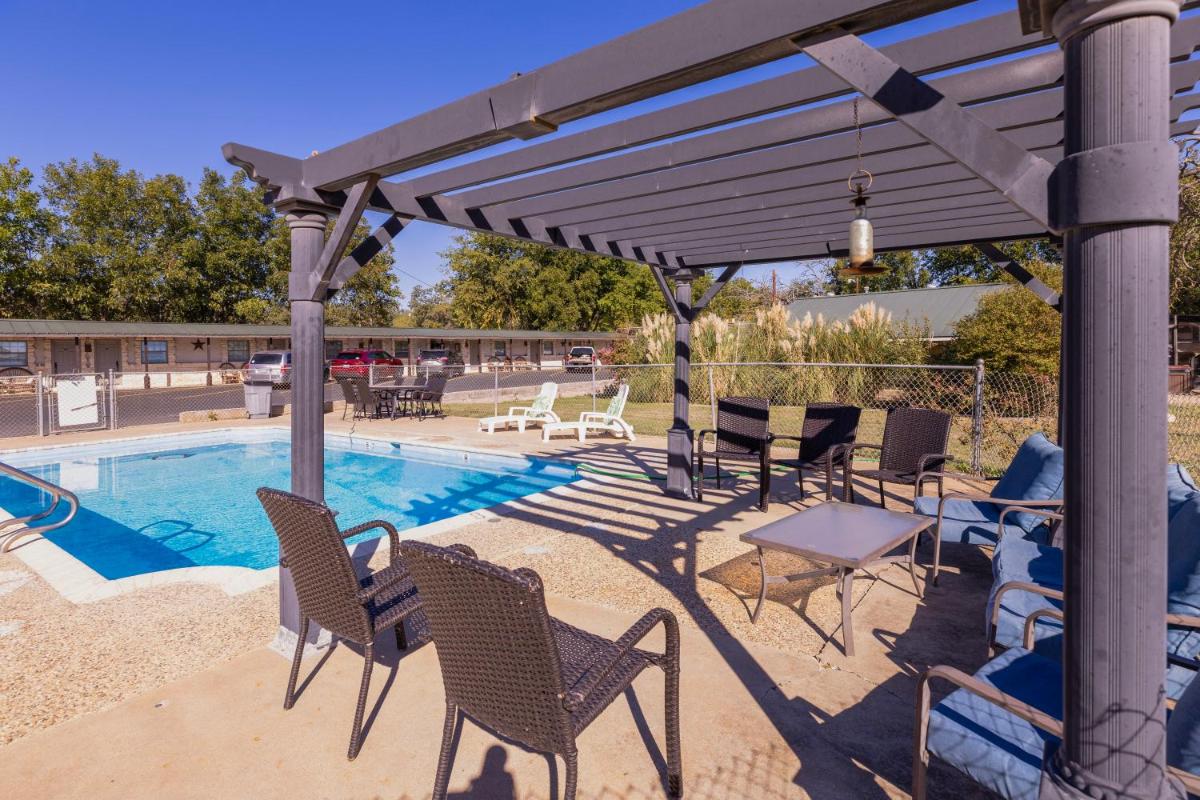 Country Inn & Cottages Motel - image 2