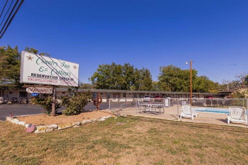 Country Inn & Cottages Motel - image 3