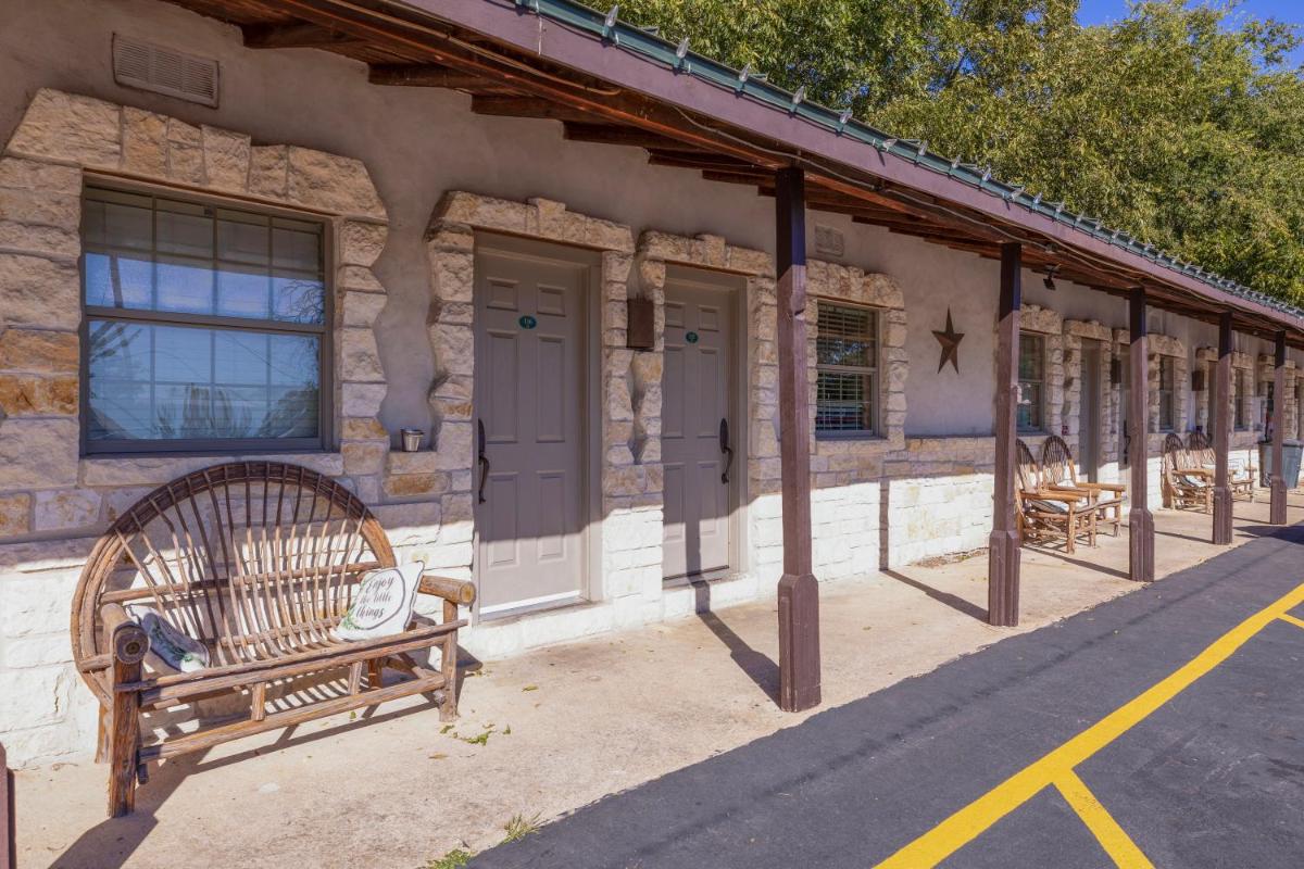 Country Inn & Cottages Motel - image 4