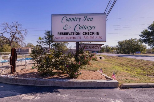 Country Inn & Cottages Motel - image 8