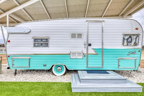 Blue Skies Retro Retreat - image 7