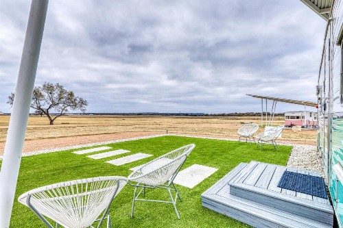Blue Skies Retro Retreat - image 9