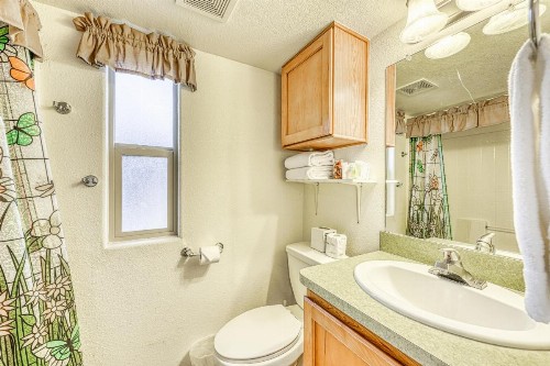 The Pecan @ Mendelbaum Winery Guest Cabins - image 11