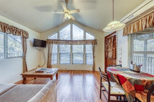 The Pecan @ Mendelbaum Winery Guest Cabins - image 5