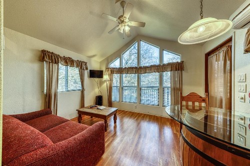 The Peach @ Mendelbaum Winery Guest Cabins - image 12