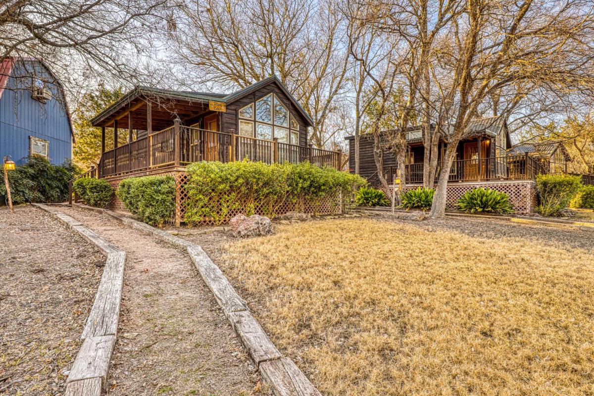The Plum @ Mendelbaum Winery Guest Cabins - main image