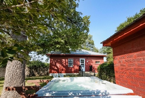 August Schmidt Fredericksburg Cottage with Hot Tub - image 5