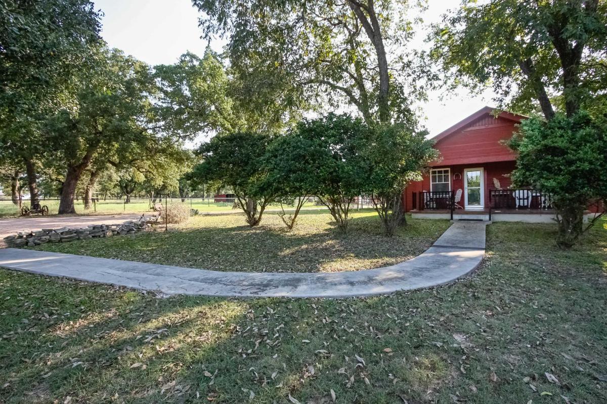 August Schmidt Fredericksburg Cottage with Hot Tub - image 6