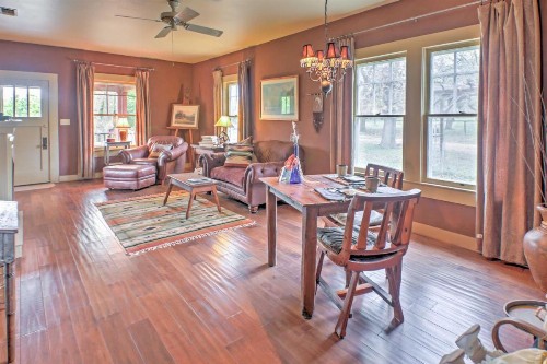 August Schmidt Fredericksburg Cottage with Hot Tub - image 7