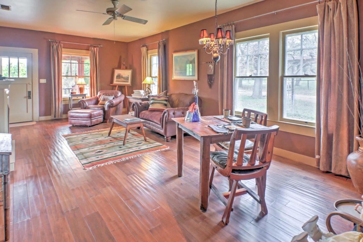 August Schmidt Fredericksburg Cottage with Hot Tub - image 7