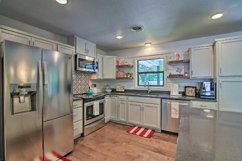 Modern Downtown Digs Hot Tub Fire Pit and BBQ - image 10