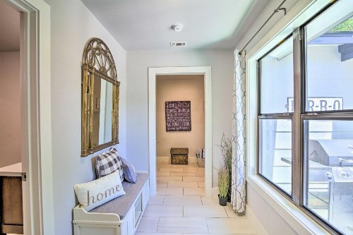 Modern Downtown Digs Hot Tub Fire Pit and BBQ - image 12