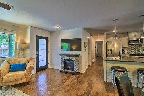 Modern Downtown Digs Hot Tub Fire Pit and BBQ - image 8