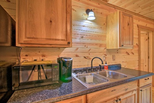 Chic Country Cabin - 10 Mi to Main Street! - image 6
