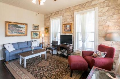 Balcony Suite - On Main St - Pet-friendly