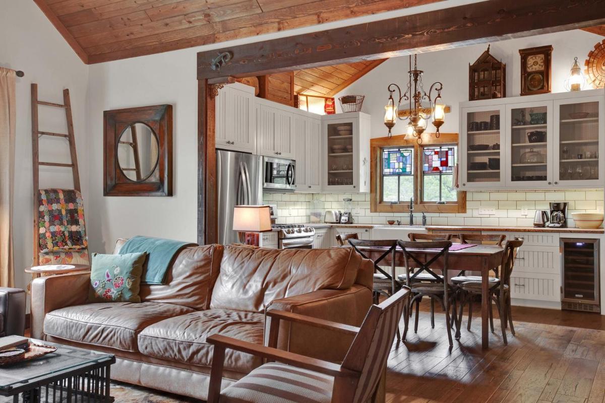 NEW Luxury One Block to Main St with Hot tub and Fire pit - image 6