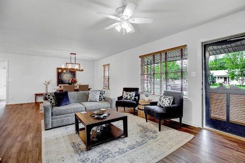 New! Gorgeous Bluebonnet House with Deck & Fire Pit - image 10