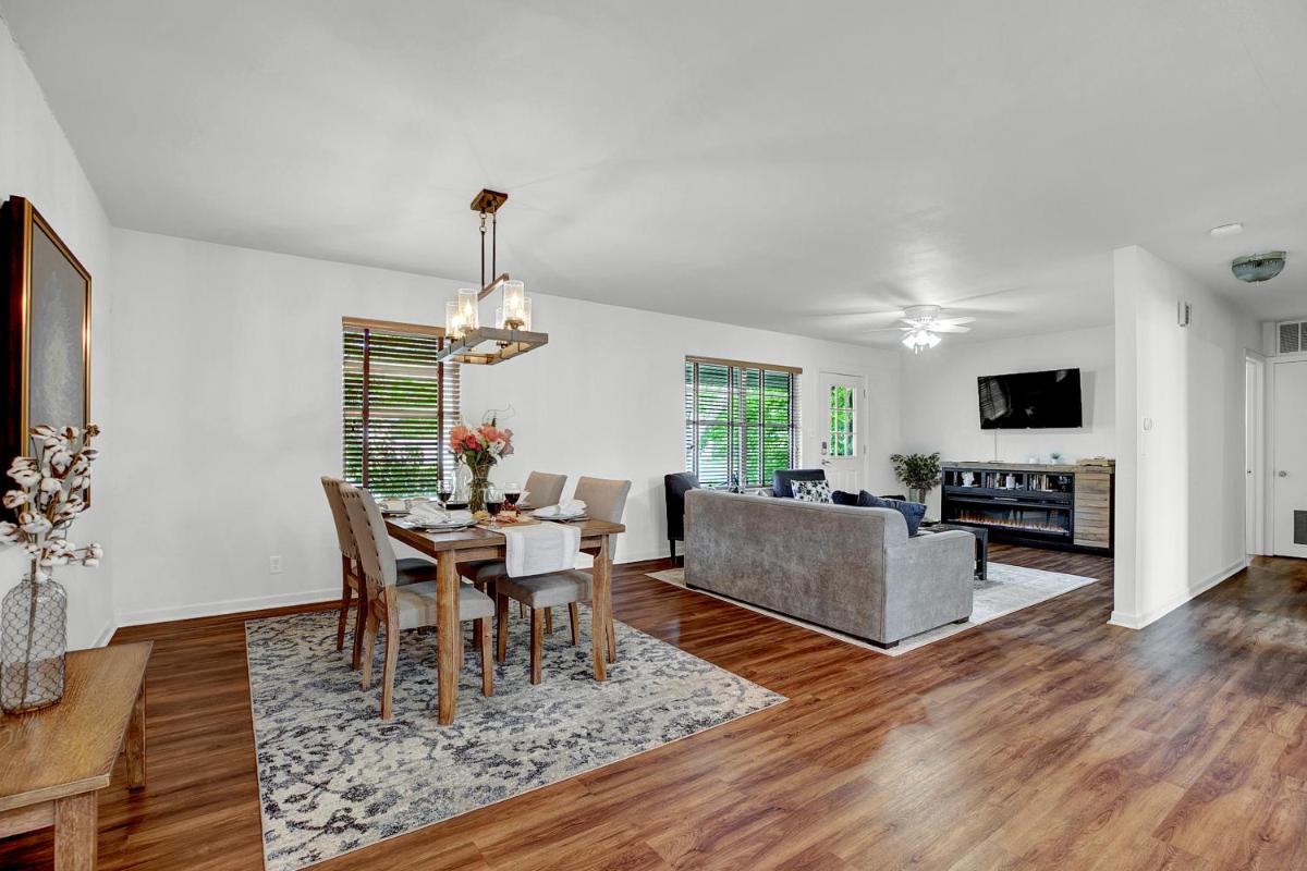 New! Gorgeous Bluebonnet House with Deck & Fire Pit - image 2