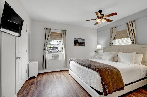 New! Gorgeous Bluebonnet House with Deck & Fire Pit - image 4