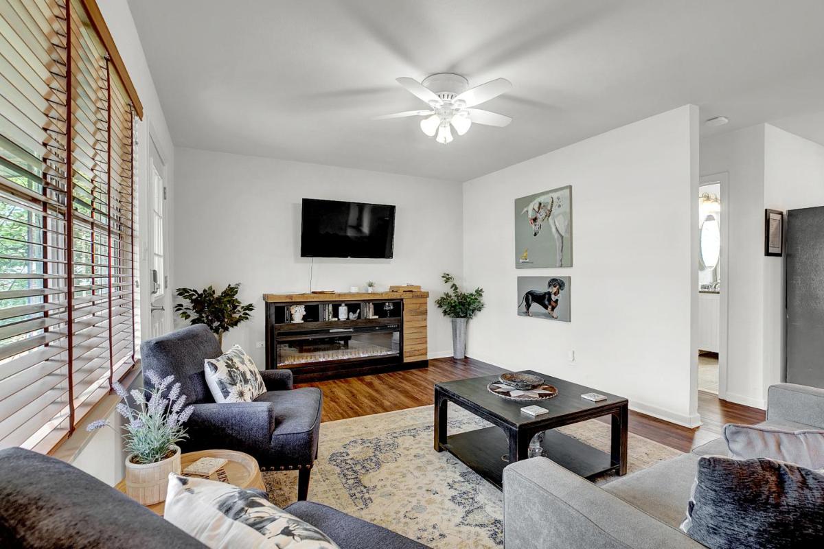 New! Gorgeous Bluebonnet House with Deck & Fire Pit - image 6
