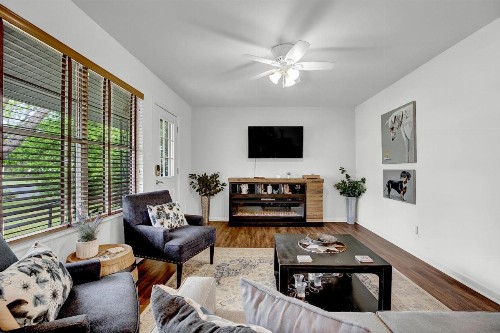 New! Gorgeous Bluebonnet House with Deck & Fire Pit - image 7