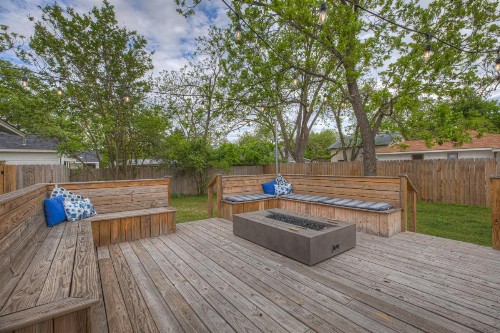 New! Gorgeous Bluebonnet House with Deck & Fire Pit - image 8