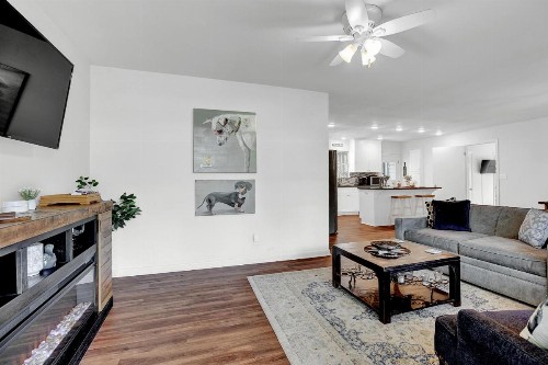 New! Gorgeous Bluebonnet House with Deck & Fire Pit - image 9