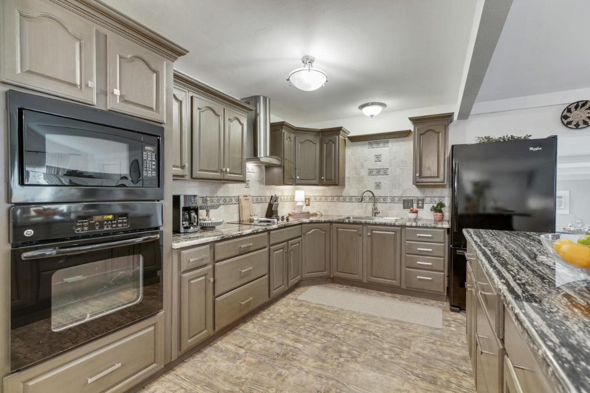 Gorgeous Home Near Wineries with Hot Tub and Fire Pit - image 3