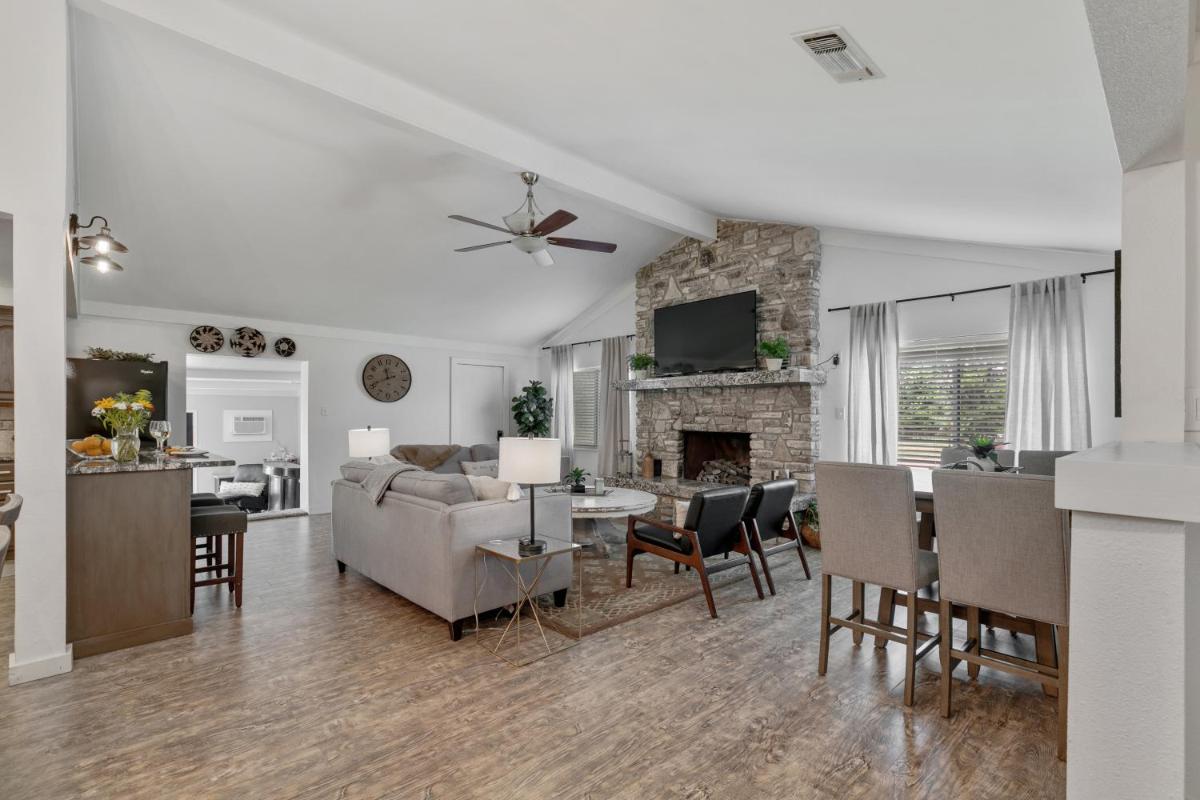 Gorgeous Home Near Wineries with Hot Tub and Fire Pit - image 5