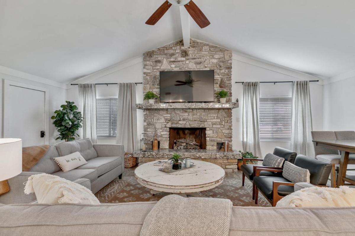 Gorgeous Home Near Wineries with Hot Tub and Fire Pit - image 6