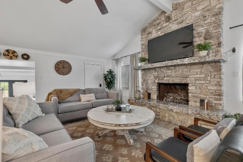 Gorgeous Home Near Wineries with Hot Tub and Fire Pit - image 7