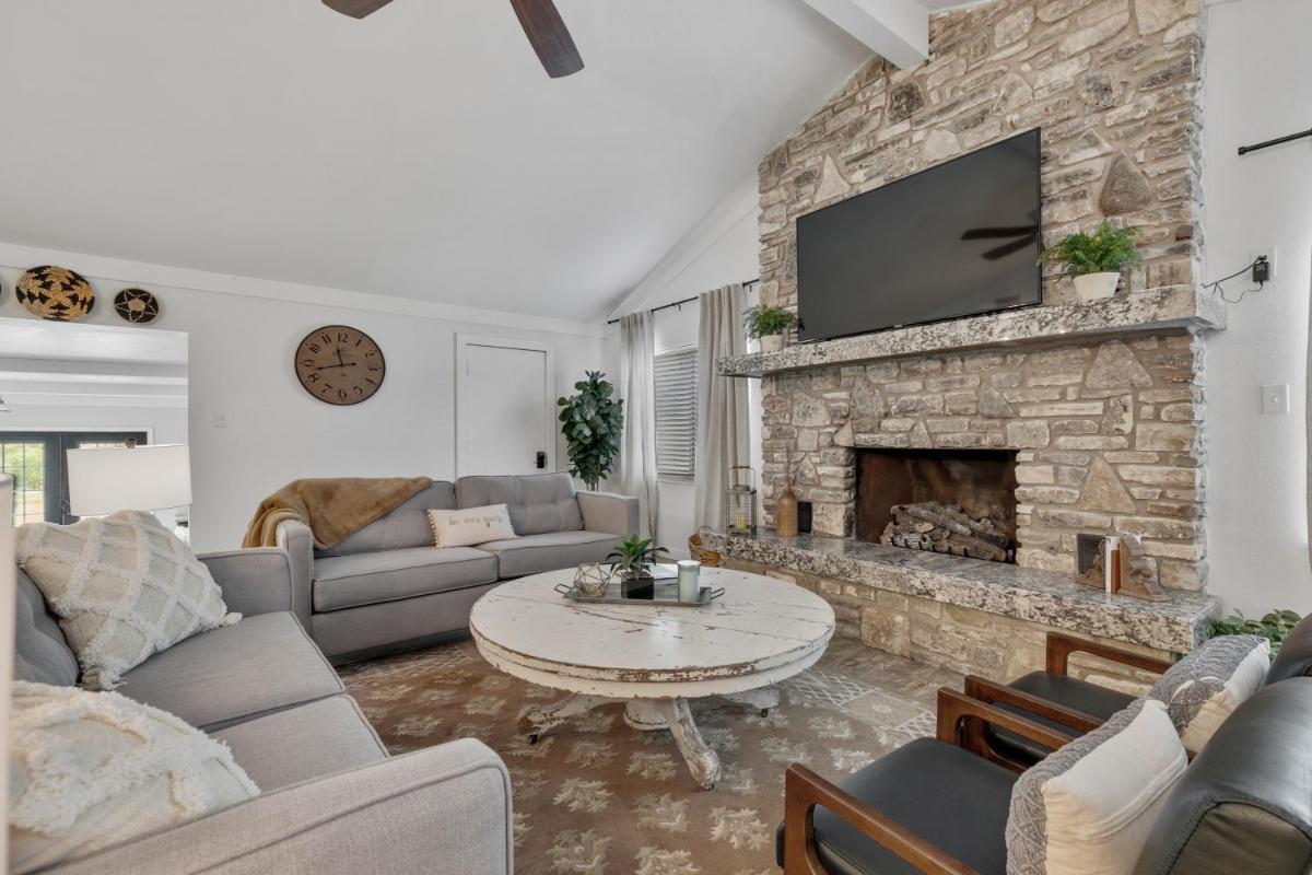 Gorgeous Home Near Wineries with Hot Tub and Fire Pit - image 7