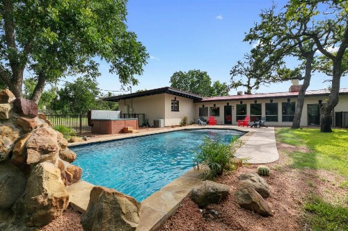 NEW Luxurious Home with Pool and Hot Tub - image 10