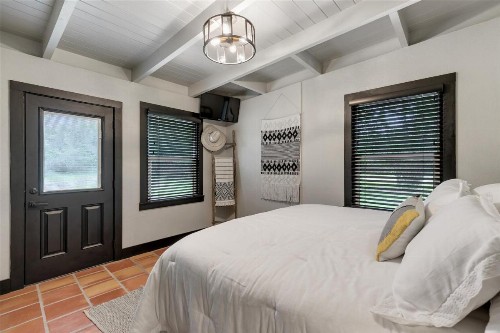 NEW Luxurious Home with Pool and Hot Tub - image 14