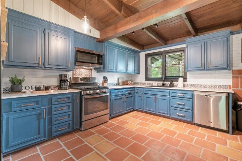 NEW Luxurious Home with Pool and Hot Tub - image 3