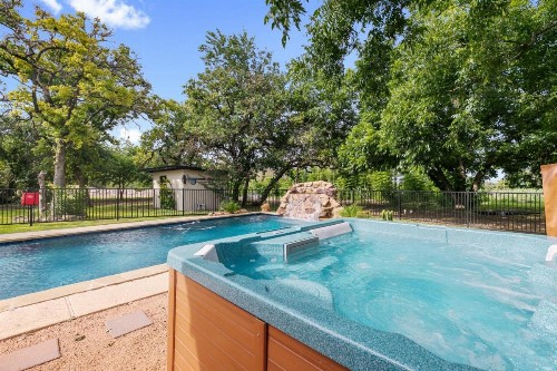 NEW Luxurious Home with Pool and Hot Tub - image 9