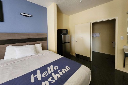 Days Inn by Wyndham Freeport - image 15