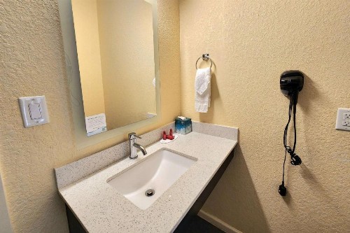 Days Inn by Wyndham Freeport - image 16