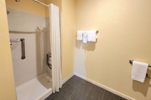 Days Inn by Wyndham Freeport - image 17