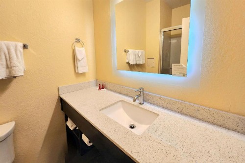 Days Inn by Wyndham Freeport - image 18