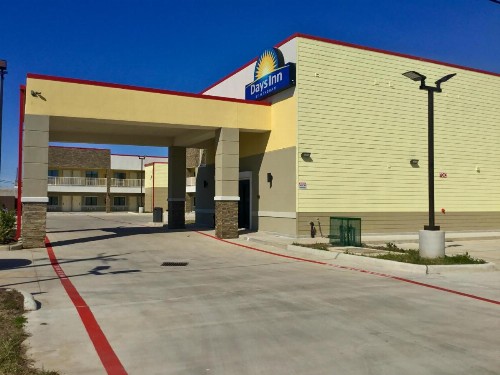 Days Inn by Wyndham Freeport - image 25