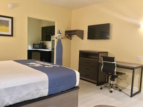 Days Inn by Wyndham Freeport - image 40