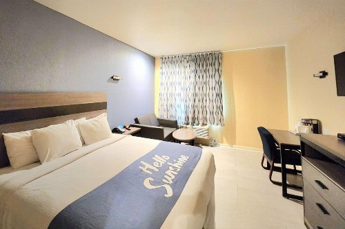 Days Inn by Wyndham Freeport - image 6