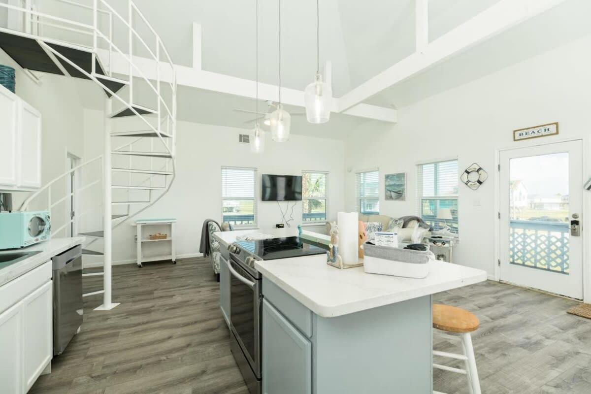 Casita at the Pass - Cute Beach Getaway Filtered Views of Gulf and Bay! - image 4