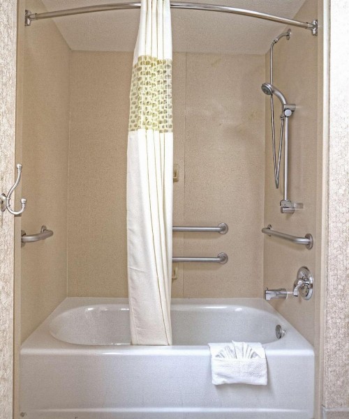 Hampton Inn Fremont - image 19