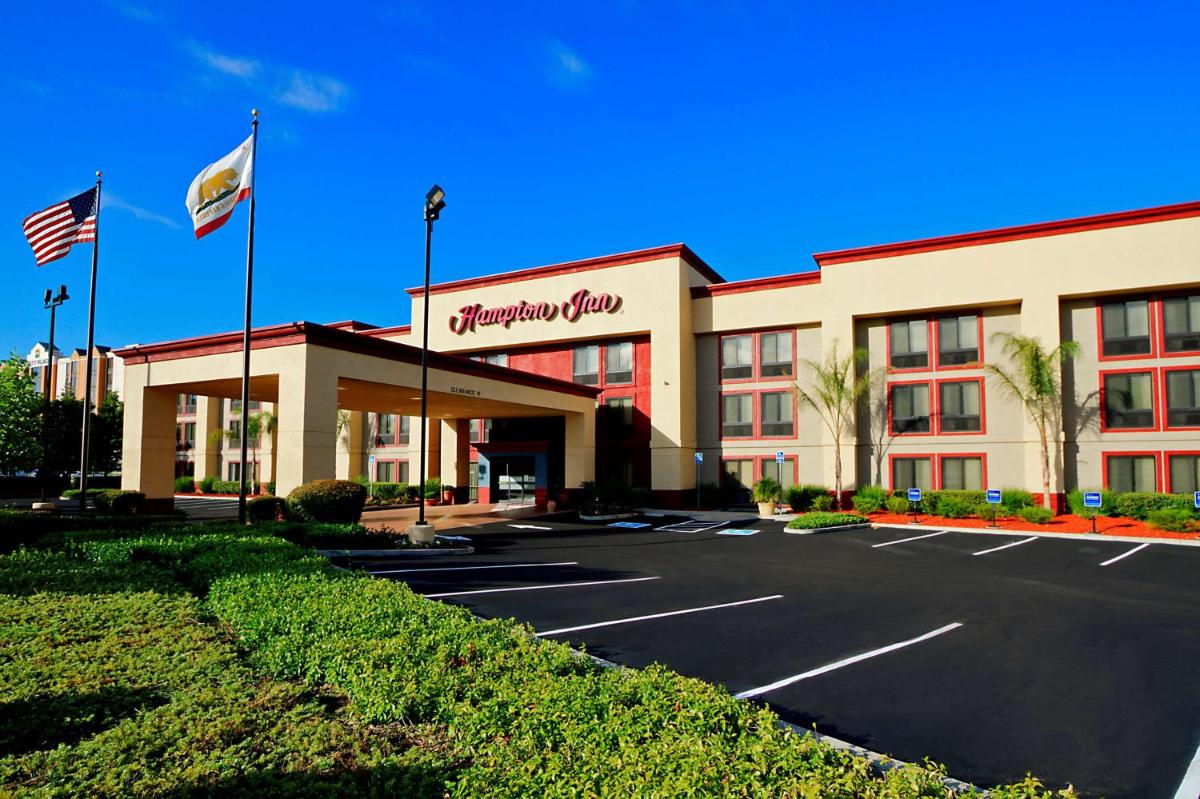 Hampton Inn Fremont - image 2