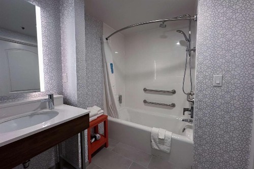 Hampton Inn Fremont - image 37